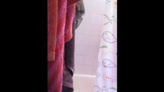 Candela Usando La Ducha De la Casa