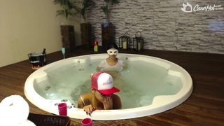 Katharine, Suzana e EmilyBlue relaxam em spa na CasaHot
