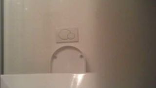 Espiando a mi hermana en el bano