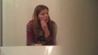 Espiando a mi hermana en el bano