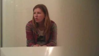 Espiando a mi hermana en el bano