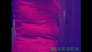 Latina Espiandola en la taza del bano