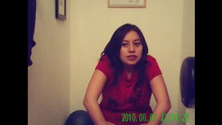 Latina Espiandola en la taza del bano