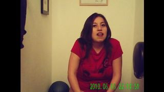 Latina Espiandola en la taza del bano