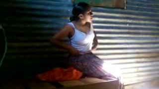 Sirvienta deznudandose