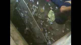 Espiando a la colegiala en el parque cogiendo