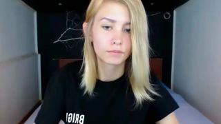 bonnielun lifting up shirt