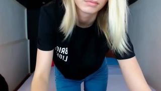 bonnielun lifting up shirt