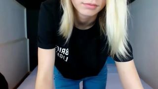 bonnielun lifting up shirt