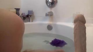 Anonymistress dildo in bath in cam recording 2016 June 09 041514
