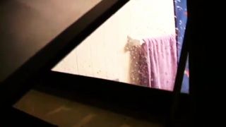 Espiandola Por la Ventana En La Ducha