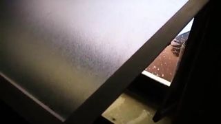 Espiandola Por la Ventana En La Ducha