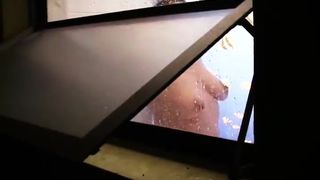 Espiandola Por la Ventana En La Ducha