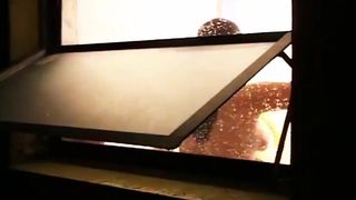 Espiandola Por la Ventana En La Ducha