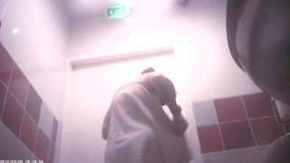 Espiando a mi hermanita en la ducha 3