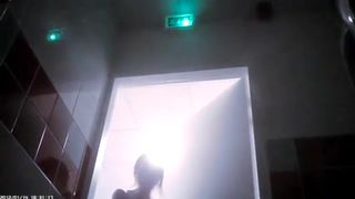 Espiando a mi hermanita en la ducha 2