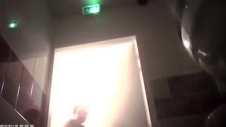 Espiando a mi hermanita en la ducha 1