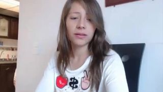 Masturbandose When Her mom is In teh backgroung