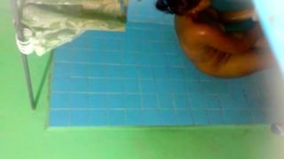 Espiando a Yamile ne la ducha