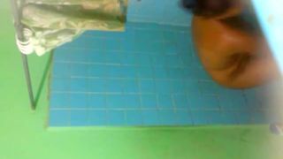 Espiando a Yamile ne la ducha