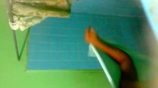 Espiando a Yamile ne la ducha