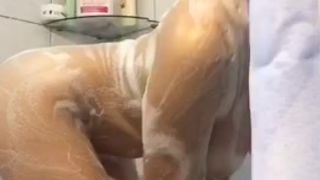 Tocándose en la ducha