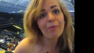 Hermosa Chica Atrevida En publico