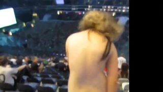 Hermosa Chica Atrevida En publico