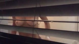 Espiando las Tetas De la Becina por la Ventana