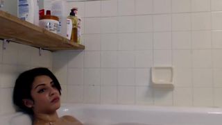 ZinaOuloulou dans son bain