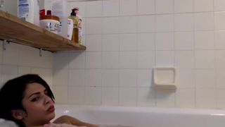 ZinaOuloulou dans son bain