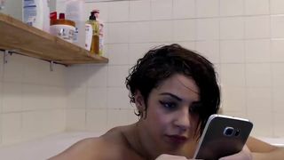 ZinaOuloulou dans son bain