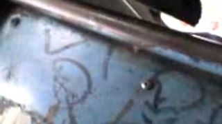 Espiando debajo de su falda a la colejiala en el bus