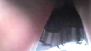 Espiando debajo de su falda a la colejiala en el bus