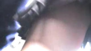 Espiando debajo de su falda a la colejiala en el bus