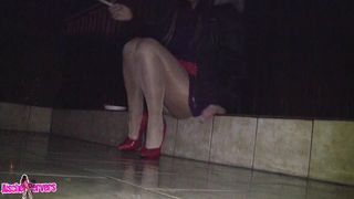 Aische Pervers Zigaretten Crush Im Regen In 16cm Extrem Stilettos in private premium video