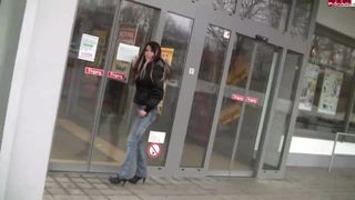 Aische Pervers Schnappchenfick Am Supermarkt in private premium video