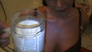 Aische Pervers 1 Liter Milch in private premium video