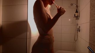MissAlice_94 Bathroom Routine - PirateCams.com