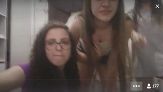 duas novinhas robolando