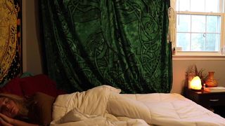 LilyIvy - Under.the.Covers-Beautiful.agony.orgasm-2017.02.05-720p