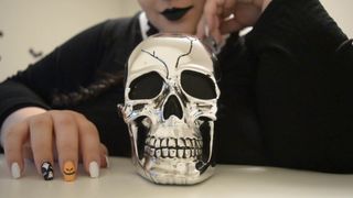 destinydiaz-wednesday-waiting-and-tapping-nails-2018-04-15_hYSHtv