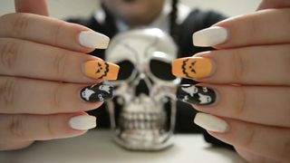 destinydiaz-wednesday-waiting-and-tapping-nails-2018-04-15_hYSHtv