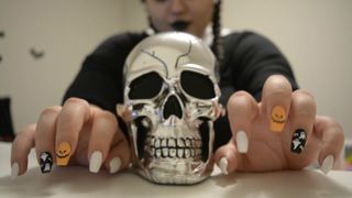destinydiaz-wednesday-waiting-and-tapping-nails-2018-04-15_hYSHtv
