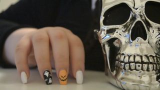 destinydiaz-wednesday-waiting-and-tapping-nails-2018-04-15_hYSHtv