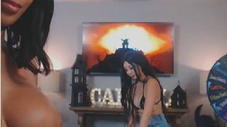 Willow Wasabi Ass In Little Shorts Plus Ariana Gray