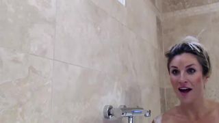 beauty milf squirt in tub take bath