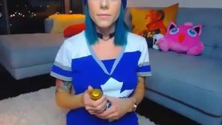 Cortanablue uses a toy in a beanie