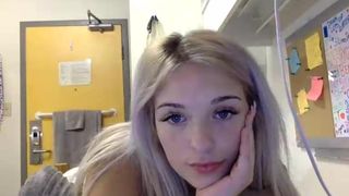 so sexy blonde dorm room masturbation