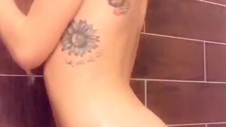 Kendra Sunderland shower snapchat